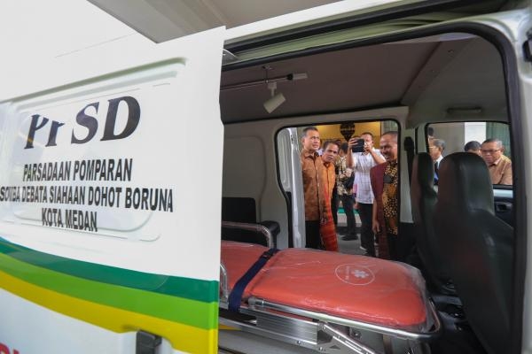 Serahkan Ambulance ke PPSD Siahaan Dohot Boruna Kota Medan, Ijeck Terima Ulos dan Balehat Raja
